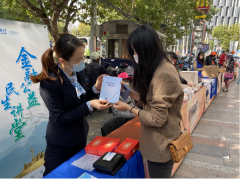 “民生消保公益巴士”开进社区集市